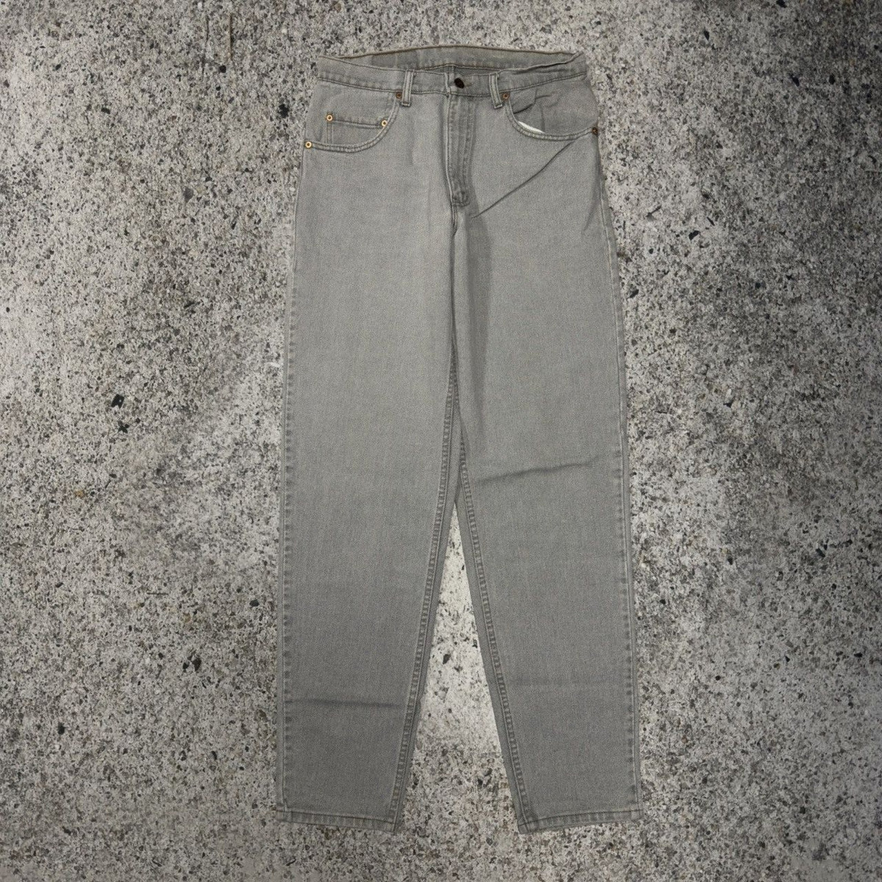 Vaqueros cónicos Levi's 560 de color gris descolorido de los años 90
