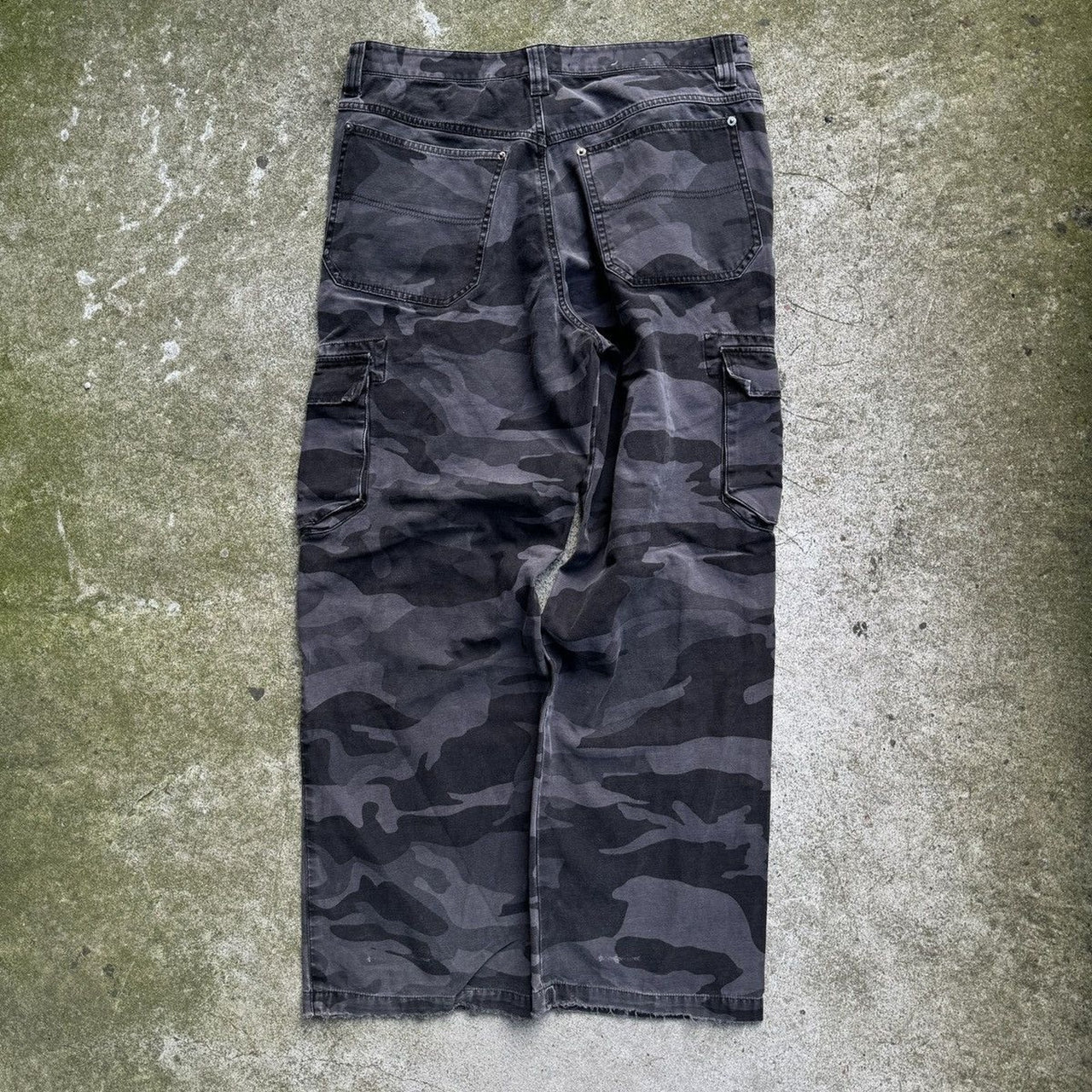 Pantalones holgados de camuflaje estilo skater con pernera ancha de Physics de los años 2000