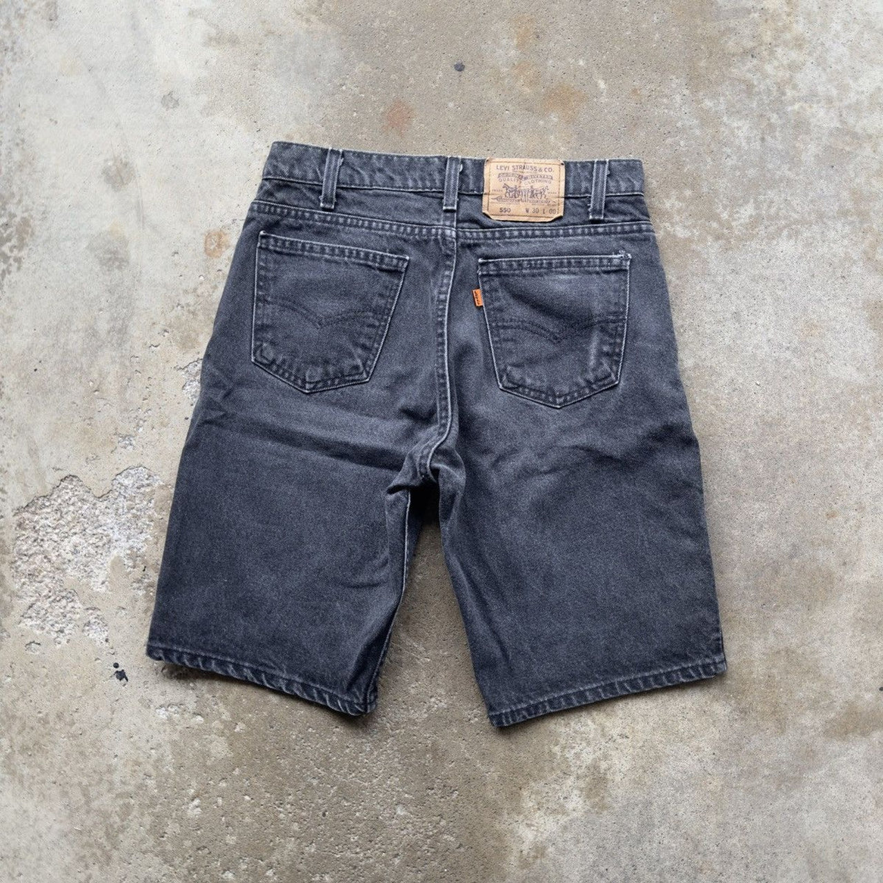 PANTALONES CORTOS VAQUEROS DE PATINISTA DE VAQUEROS LEVI'S 550 DE LA DÉCADA DE 1990 CON PESTAÑA NARANJA Y NEGRO DESCUBIERTO