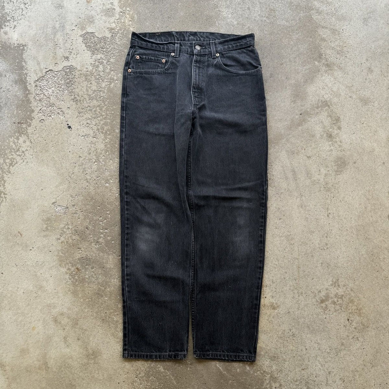 Vaqueros Levi's 550 negros descoloridos de la década de 1990