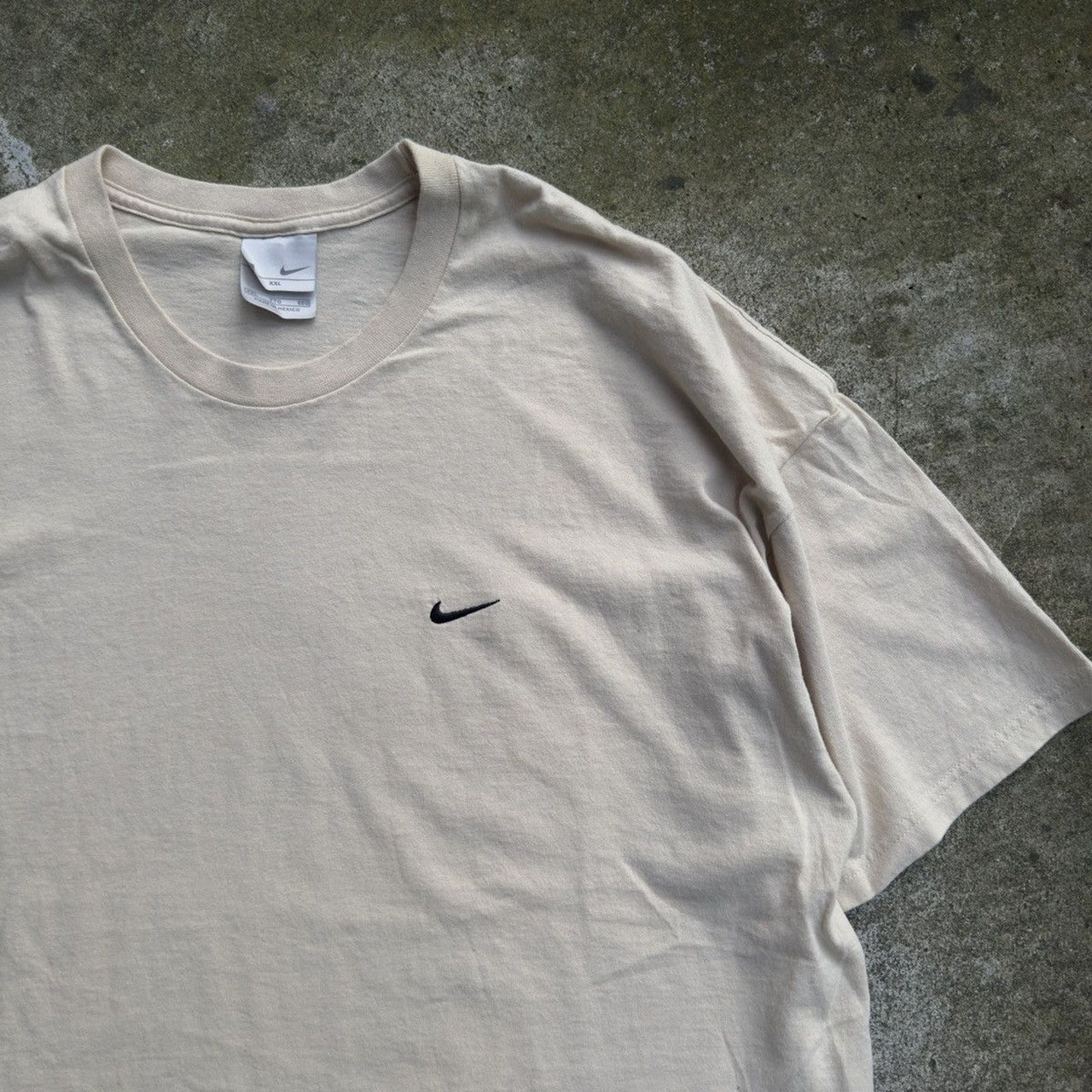 CAMISETA NIKE MINI SWOOSH LOGO DE LOS AÑOS 2000 BEIGE