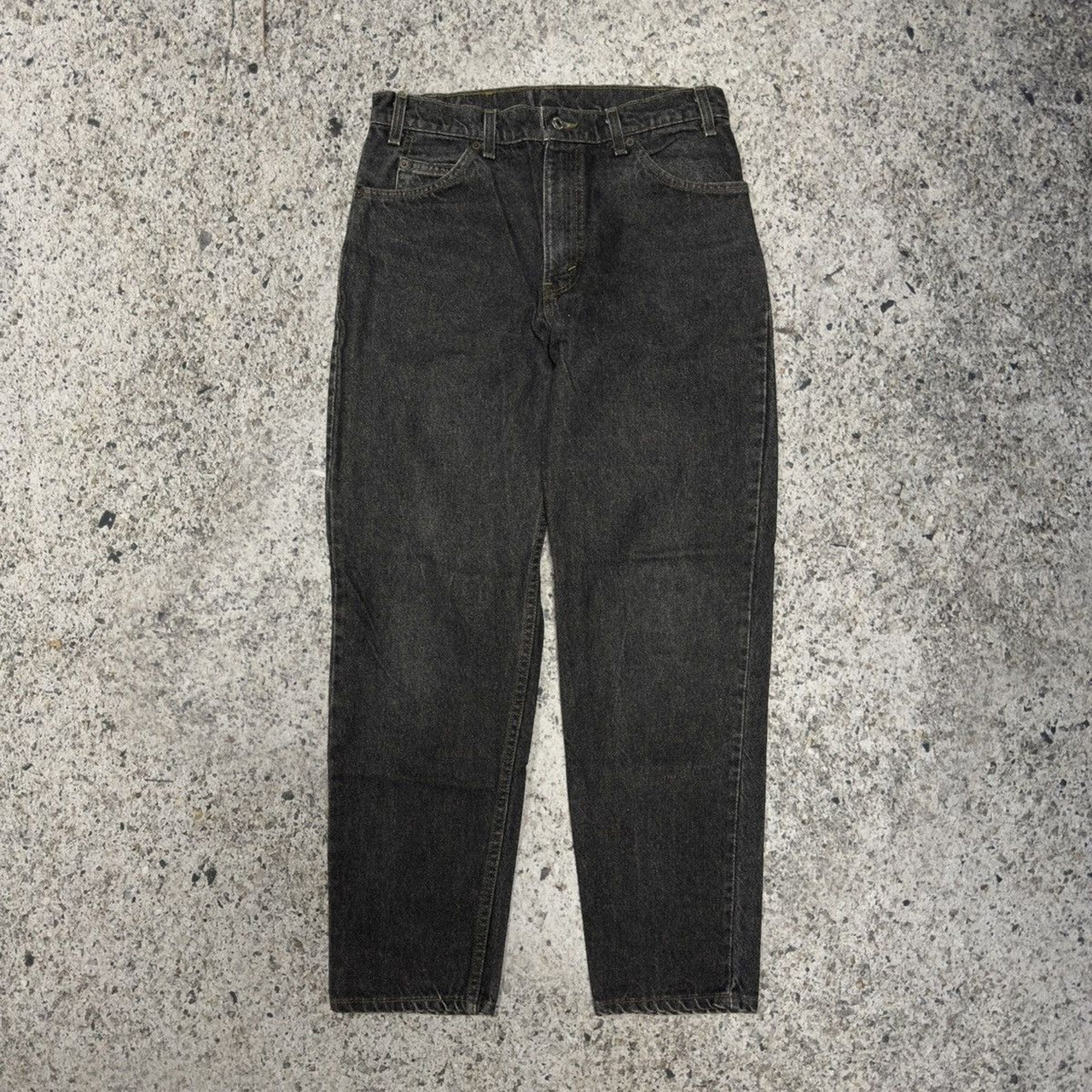 Vaqueros Levi's 550 con lengüeta naranja y negro descolorido de la década de 1990