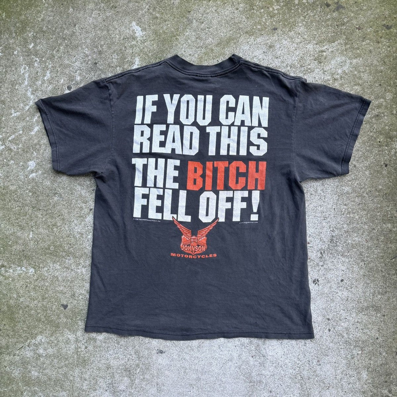Camiseta de motociclista descolorida de los años 2000 con la frase "La perra se cayó"