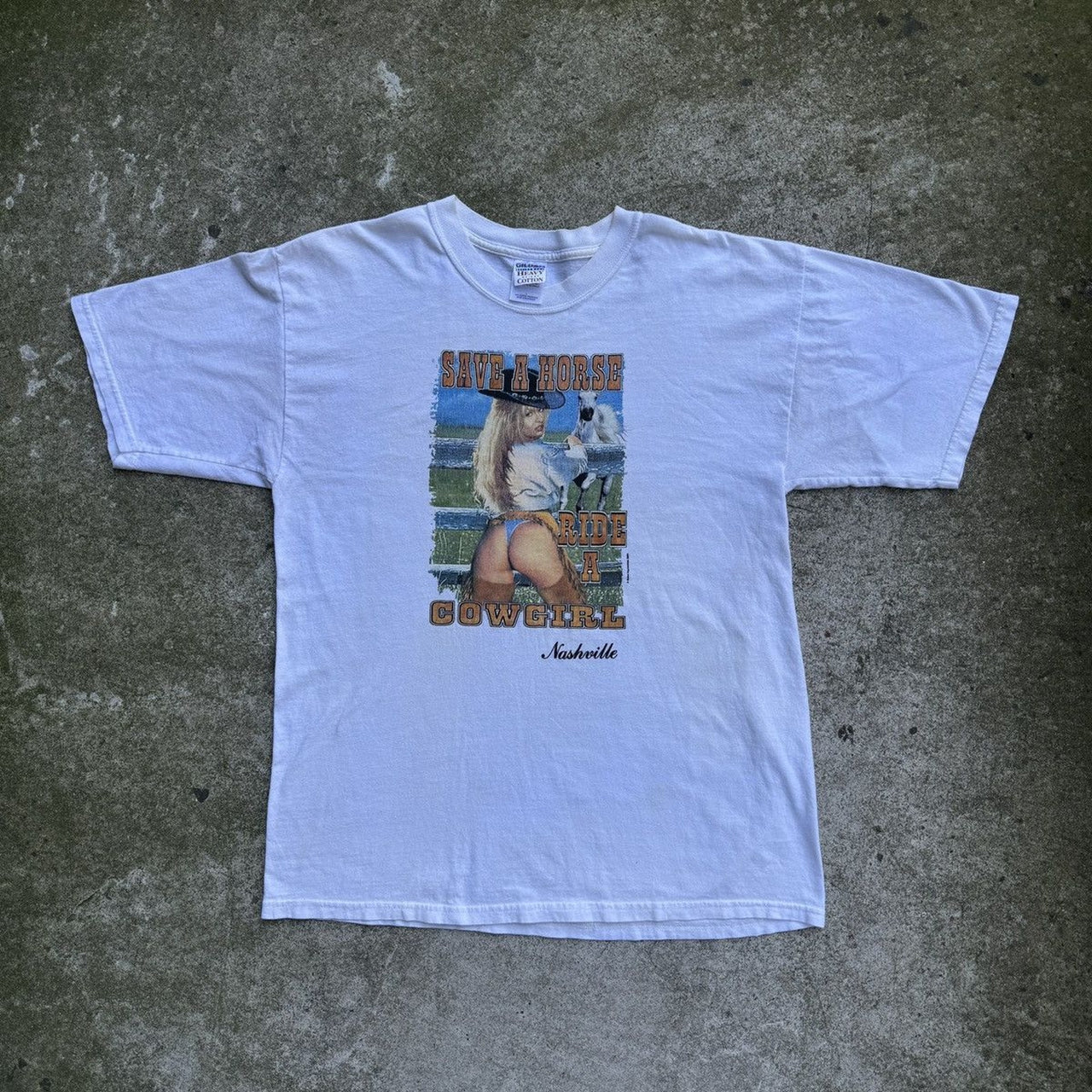 Camiseta "Salva un caballo, monta una vaquera" de los años 2000