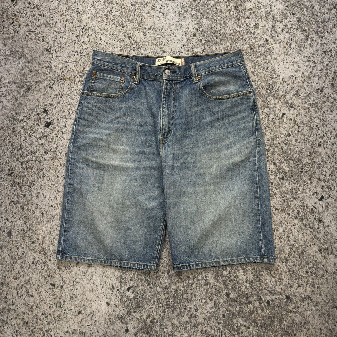Pantalones cortos vaqueros rectos y sueltos Levi's 569 de la década de 2000
