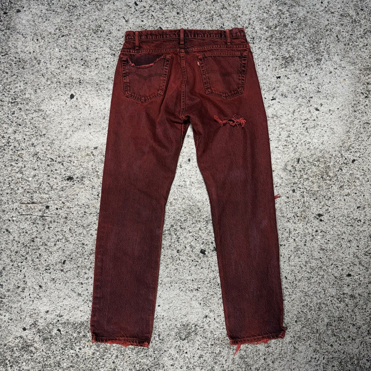 Vaqueros Levi's 505 de mezclilla descolorida y teñida en rojo de la década de 2000