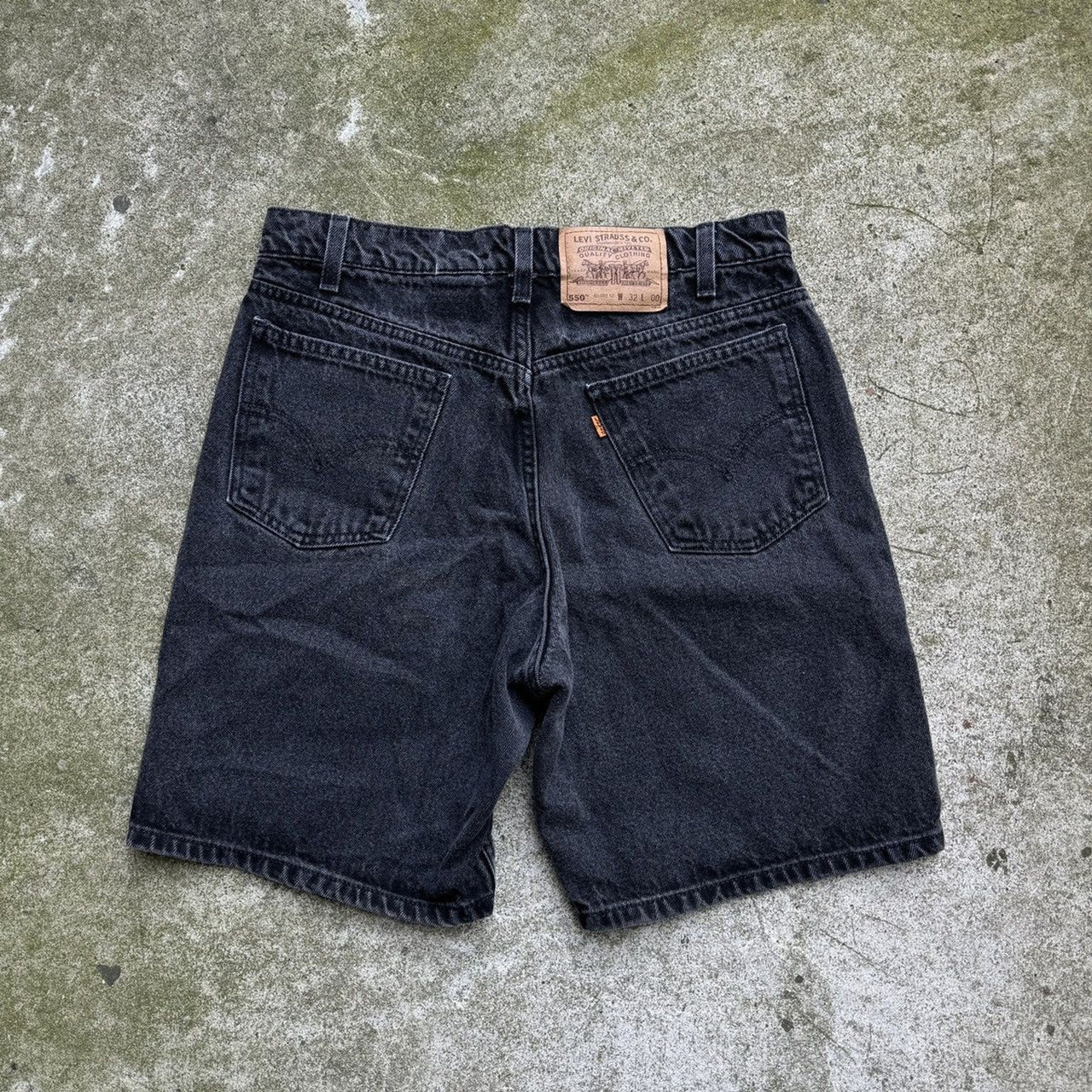 Pantalones cortos vaqueros negros Levi's 550 con pestaña naranja de los años 90