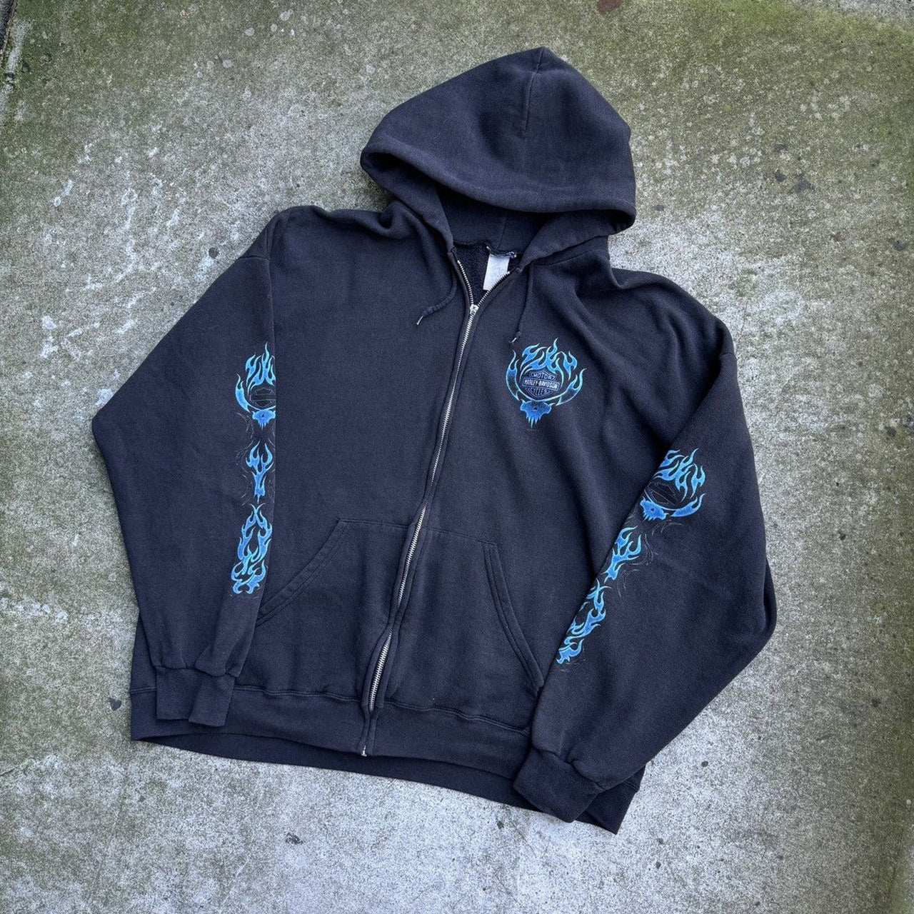 Sudadera con capucha y cremallera con llamas y calavera azul desteñida de Harley-Davidson de los años 2000