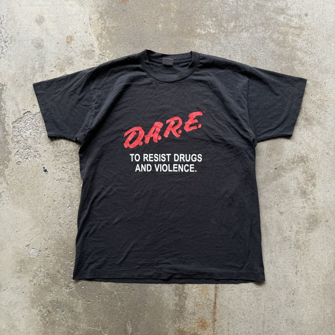 Camiseta descolorida "Atrévete a resistir las drogas" de los años 90