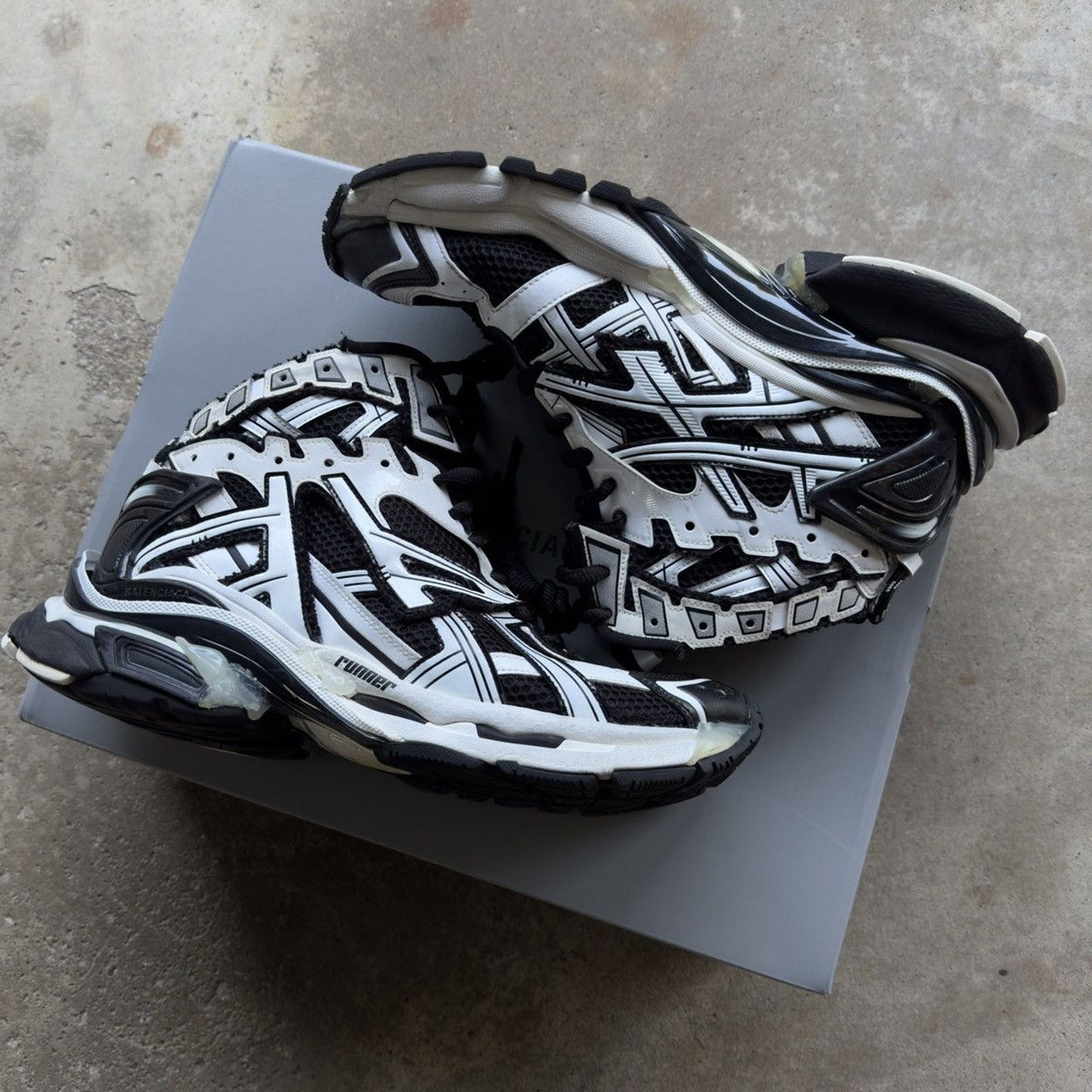 バレンシアガ ランナー ハイトップ スニーカー ホワイト ブラック