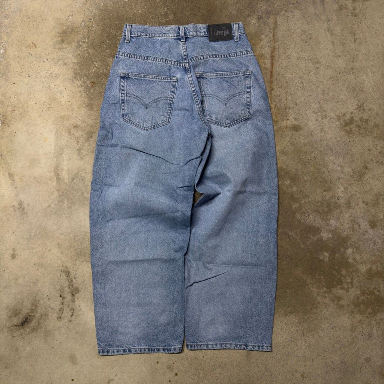 JEANS SKATER LEVI'S SILVERTAB BAGGY DE DENIM DESCUBIERTO CON LAVADO CLARO DE LOS AÑOS 90