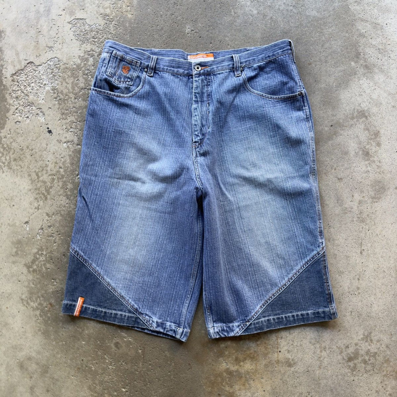 PANTALONES CORTOS VAQUEROS DE VAQUERO CON BORDADOS Y HONDUESOS DE ROCAWEAR DE LA DÉCADA DE 2000