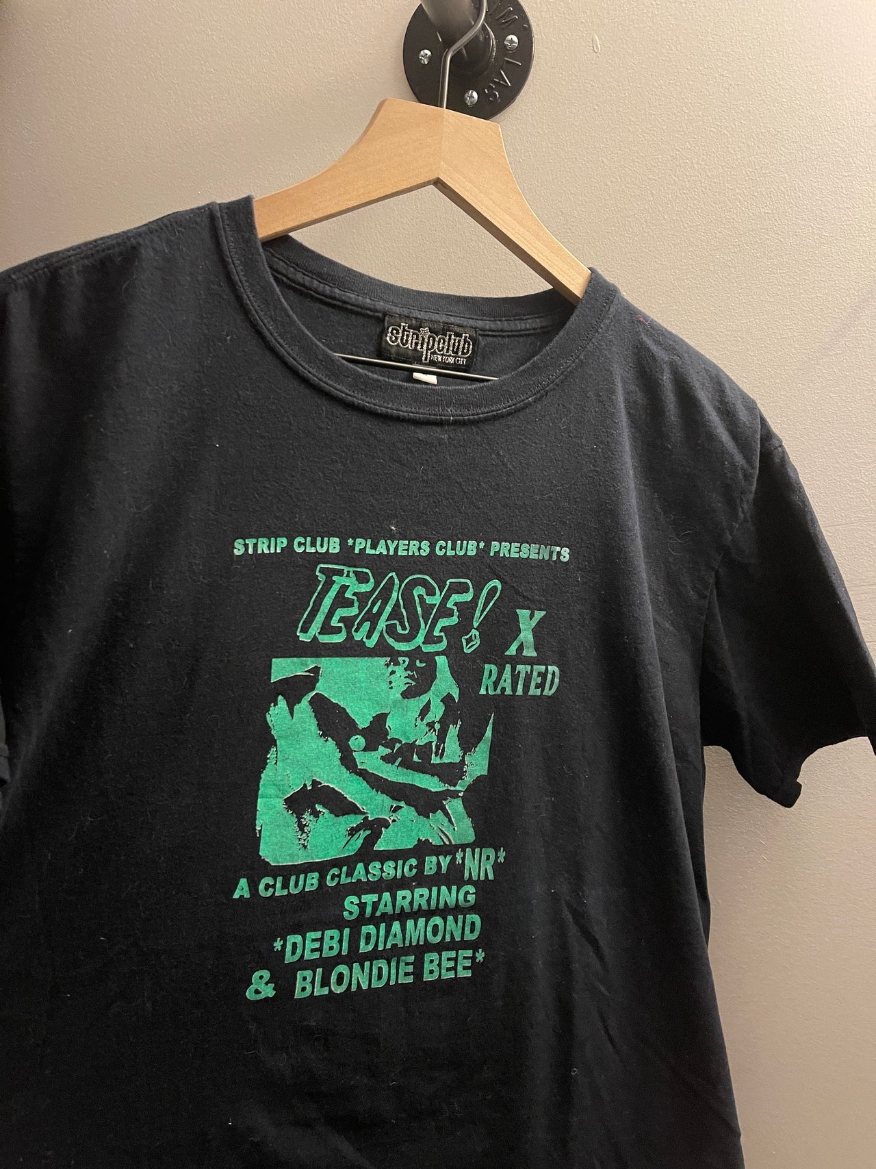 CAMISETA DE NUEVA YORK CON CALIFICACIÓN X DE CLUB DE STRIP DE LOS AÑOS 2000