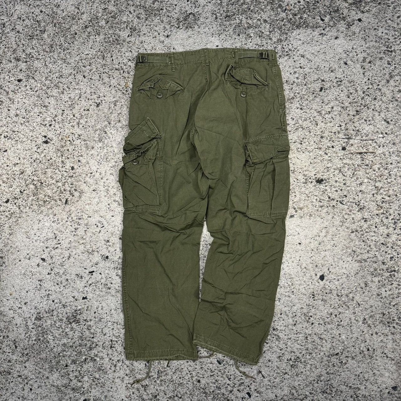 Pantalones cargo de fatiga utilitaria de color verde militar de EE. UU. descoloridos de la década de 1980