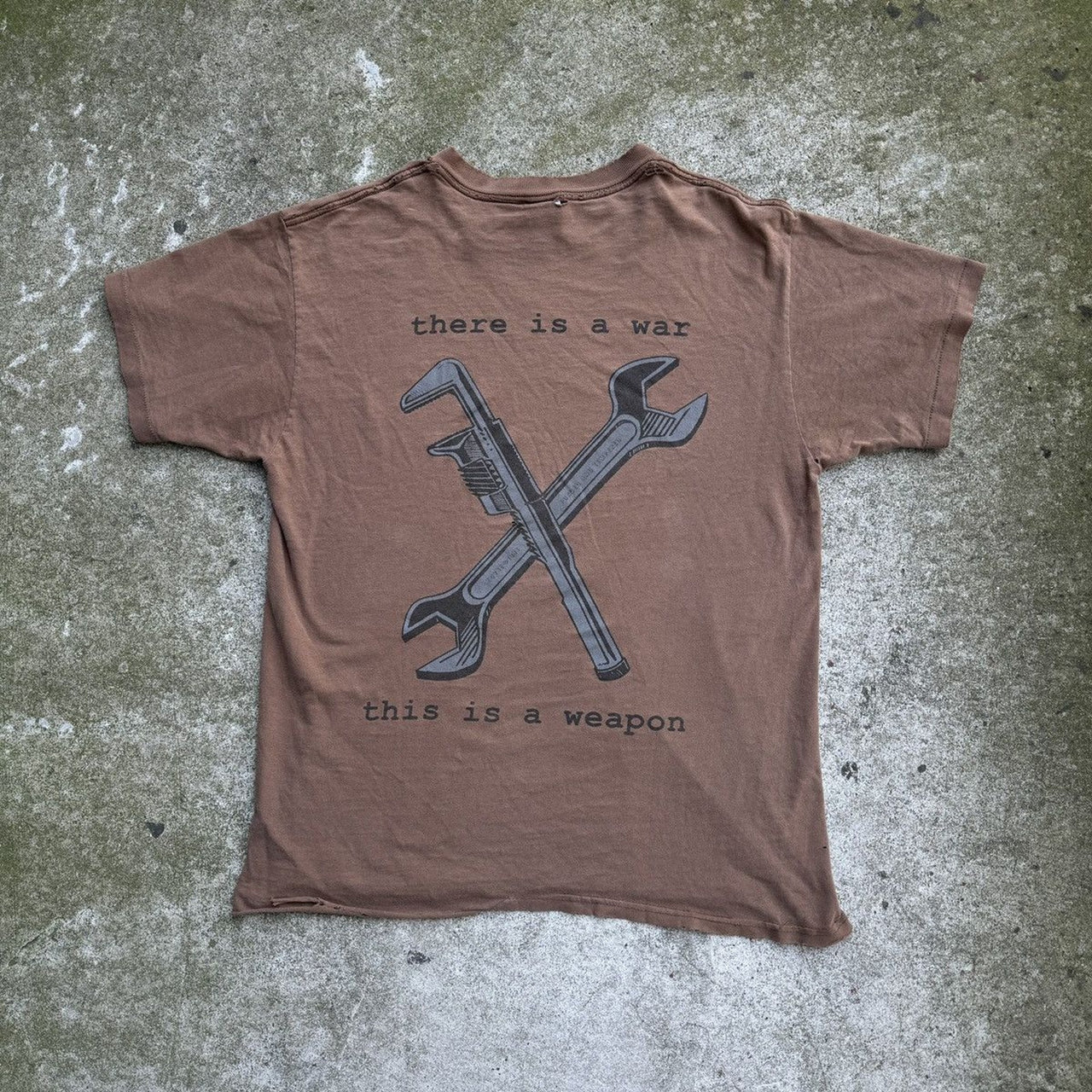 Crisis de la Tierra de los años 90. Hay una guerra. Esto es un arma. Camiseta.