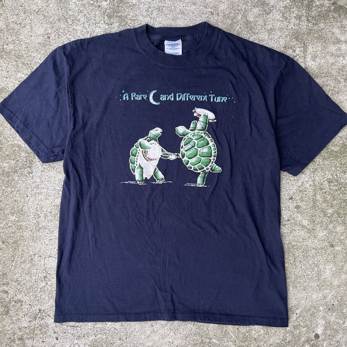CAMISETA DE LA GIRA GRATEFUL DEAD DE LOS AÑOS 2000: UNA RARA Y DIFERENTE