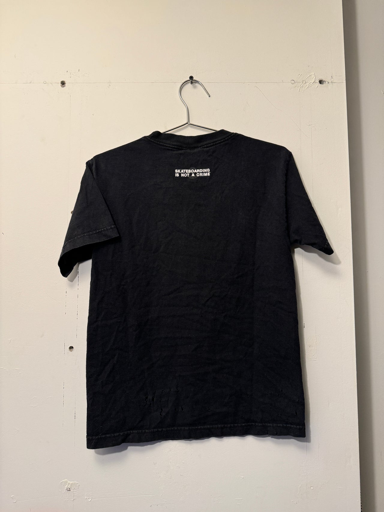 CAMISETA DEL SNS DE SANTA CRUZ DE LOS AÑOS 2000 QUE INDICA EL SKATEBOARDING NO ES UN DELITO