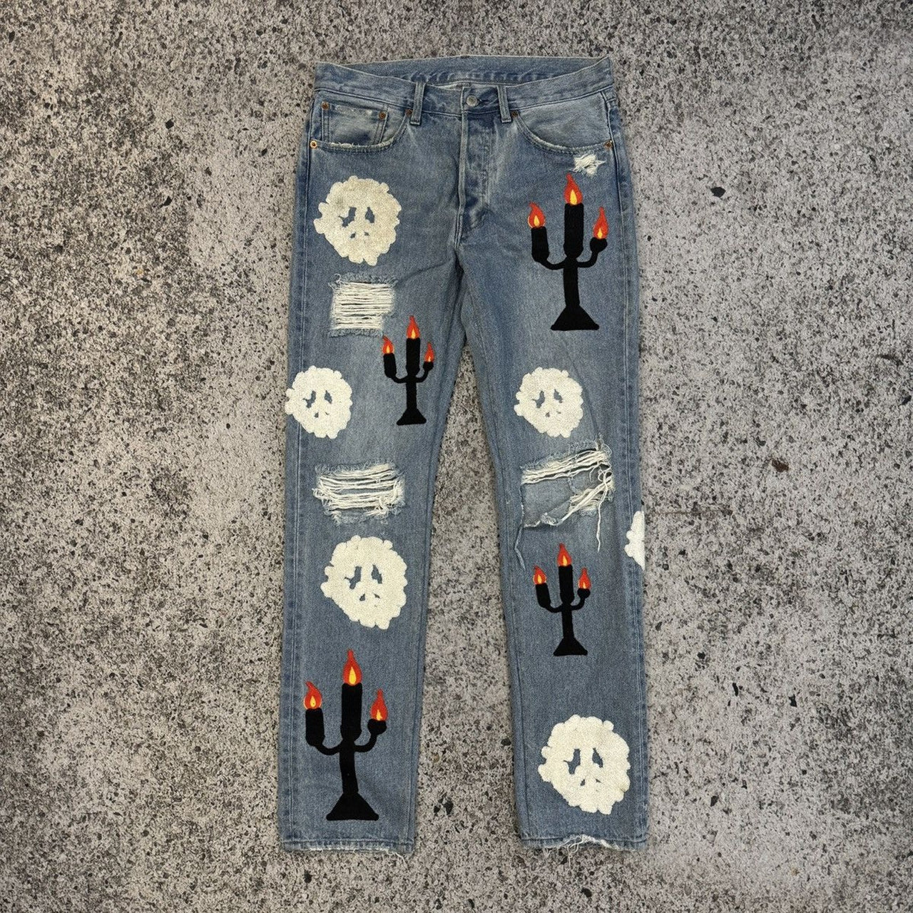 デニムが破れたヴァージル・アブローの刺繍入りリーバイス501ジーンズ