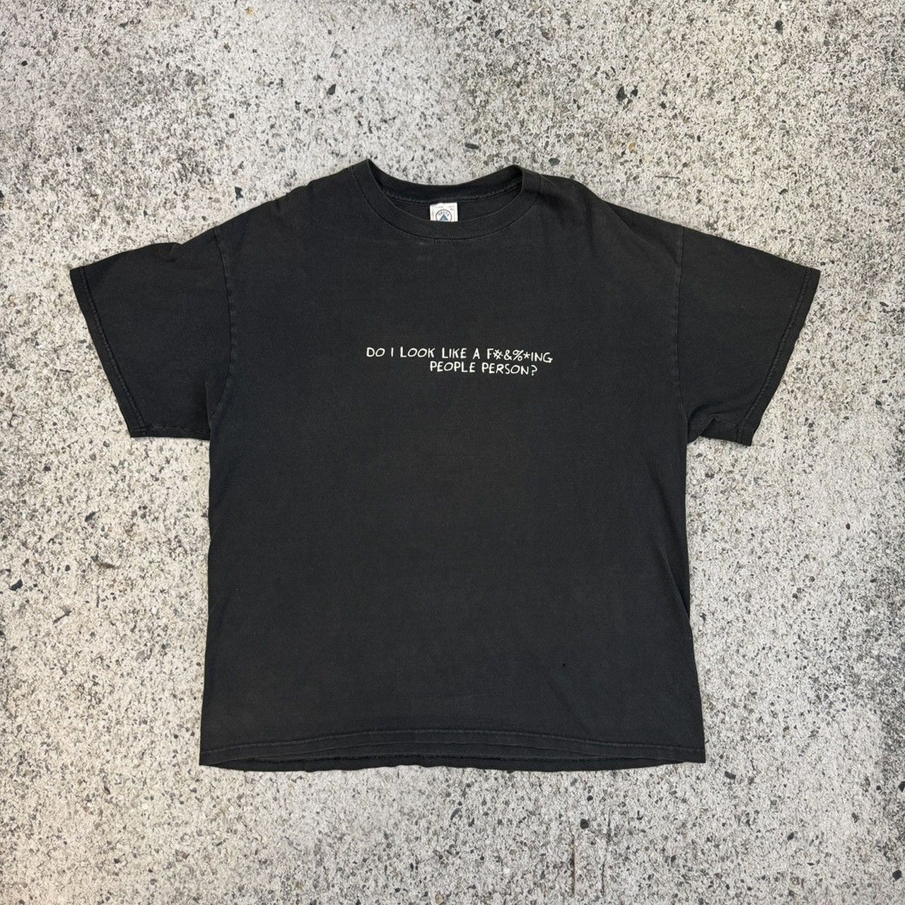 1990年代風の色褪せた「Do I Look Like A Fucking People Person」Tシャツ