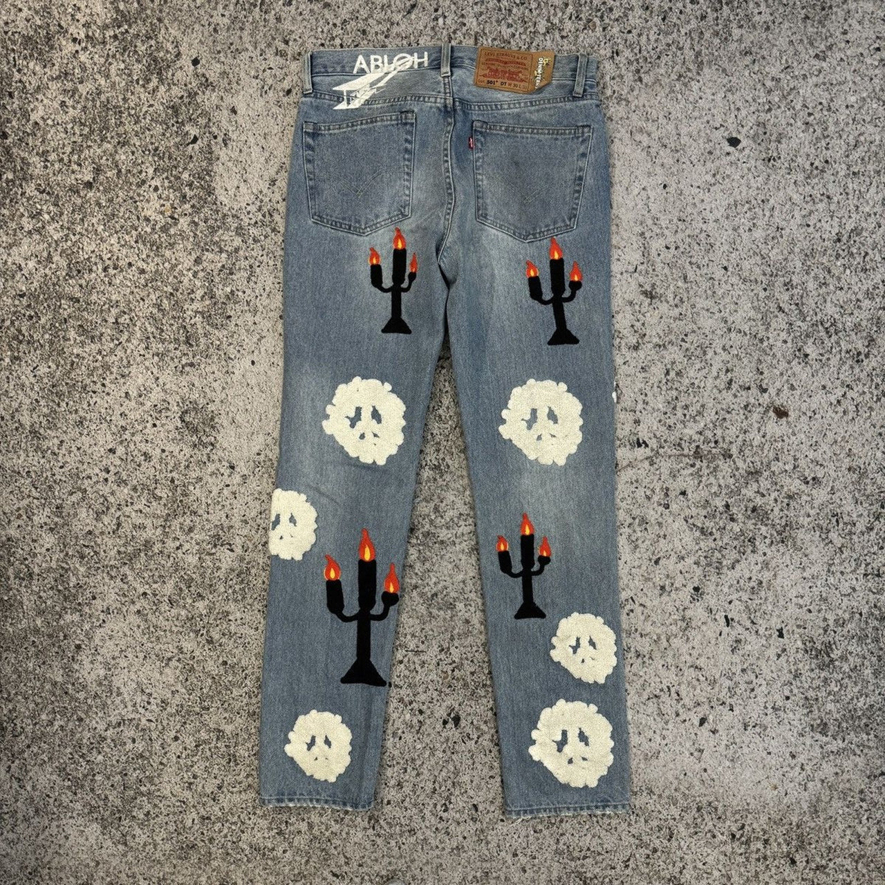 デニムが破れたヴァージル・アブローの刺繍入りリーバイス501ジーンズ