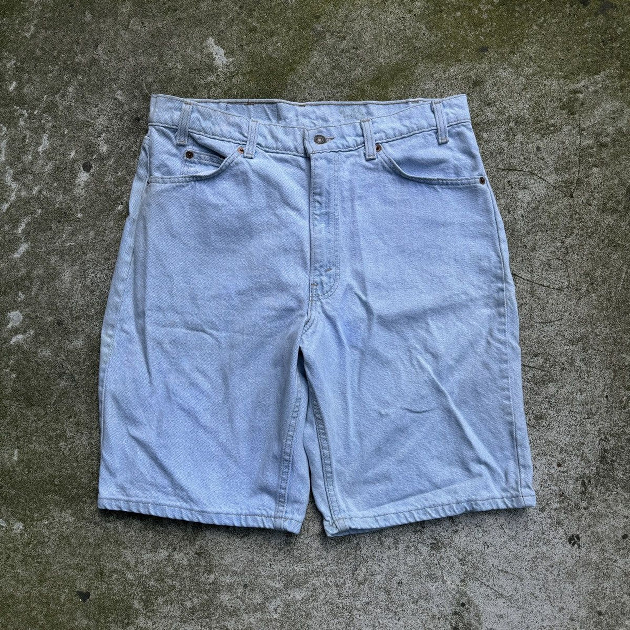 Pantalones cortos vaqueros Levi's 550 con lavado claro y lengüeta naranja de la década de 1990