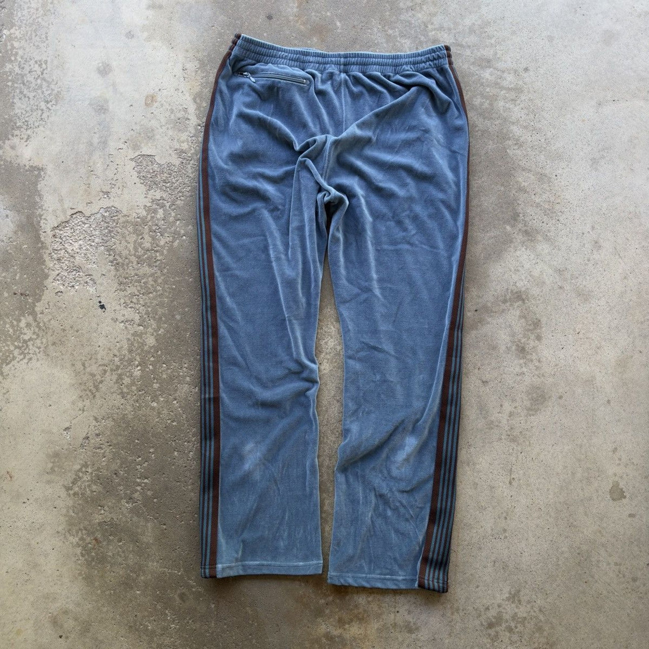 PANTALONES DEPORTIVOS DE TERCIOPELO CON BORDADO AZUL NEEDLES 2023