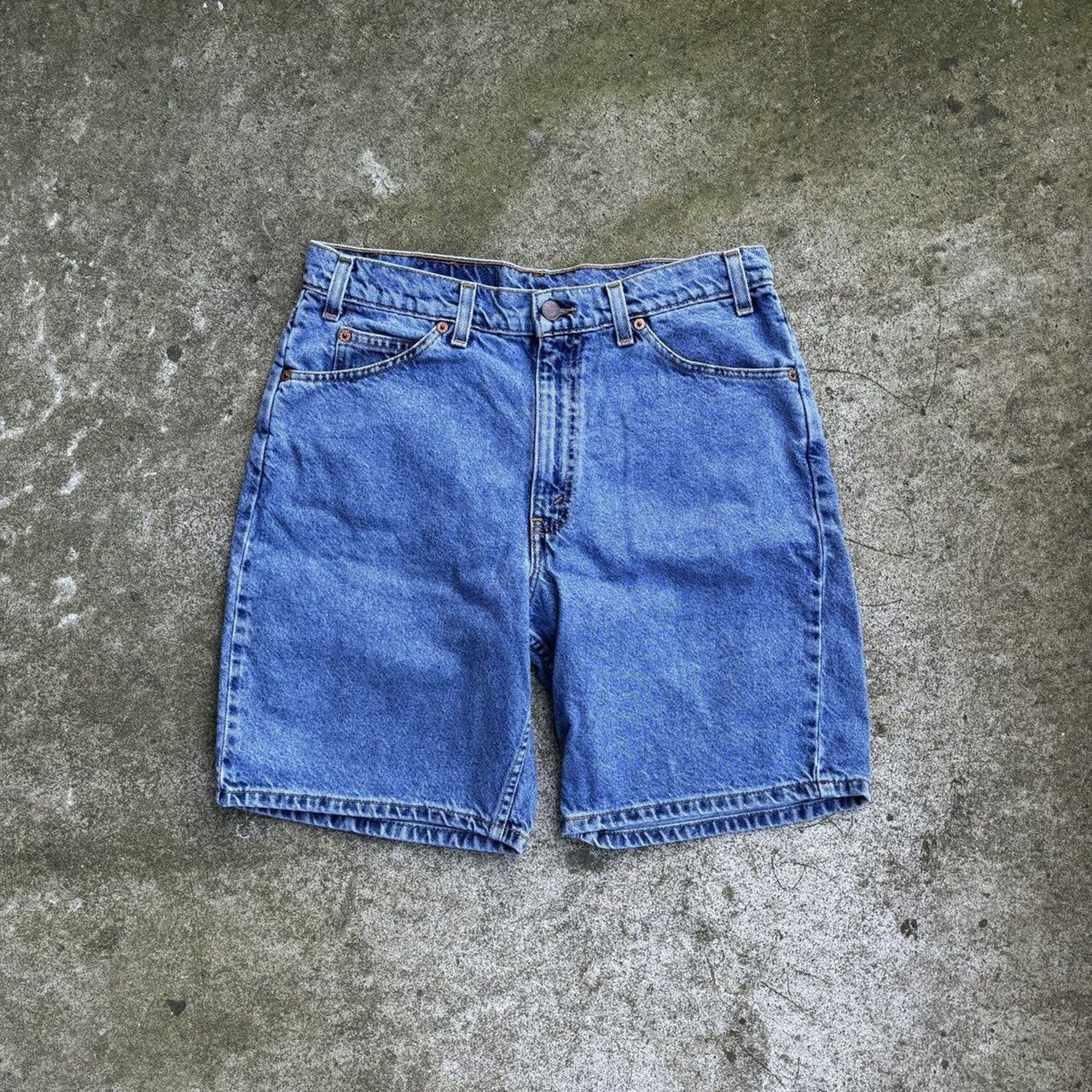 Pantalones cortos vaqueros Levi's 550 de lavado claro descolorido de la década de 1990 con pestaña blanca