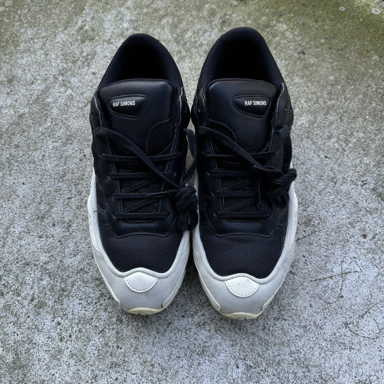 Zapatillas adidas Ozweego 3 de RAF Simons 2018 en color negro y blanco