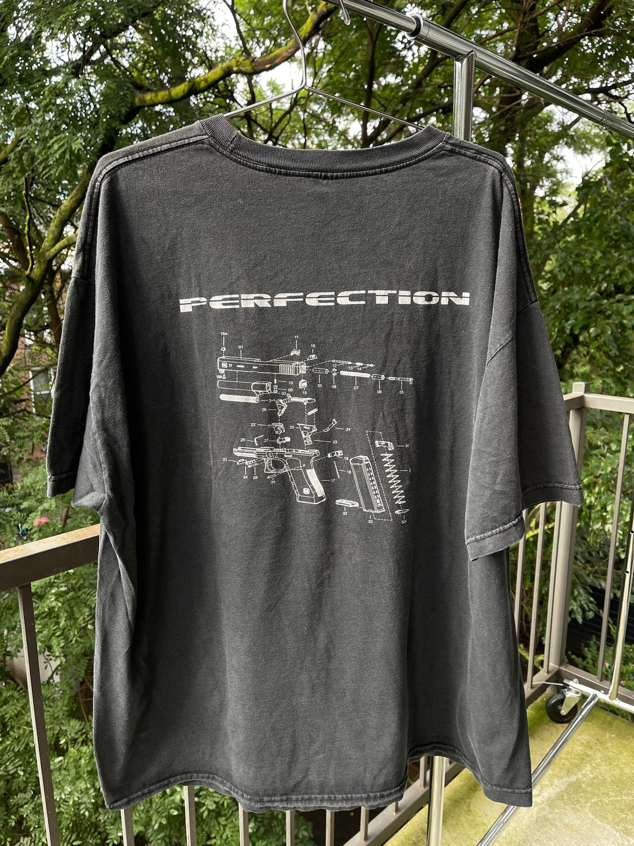 2000年代風のグロックパーフェクションガンブループリントTシャツ