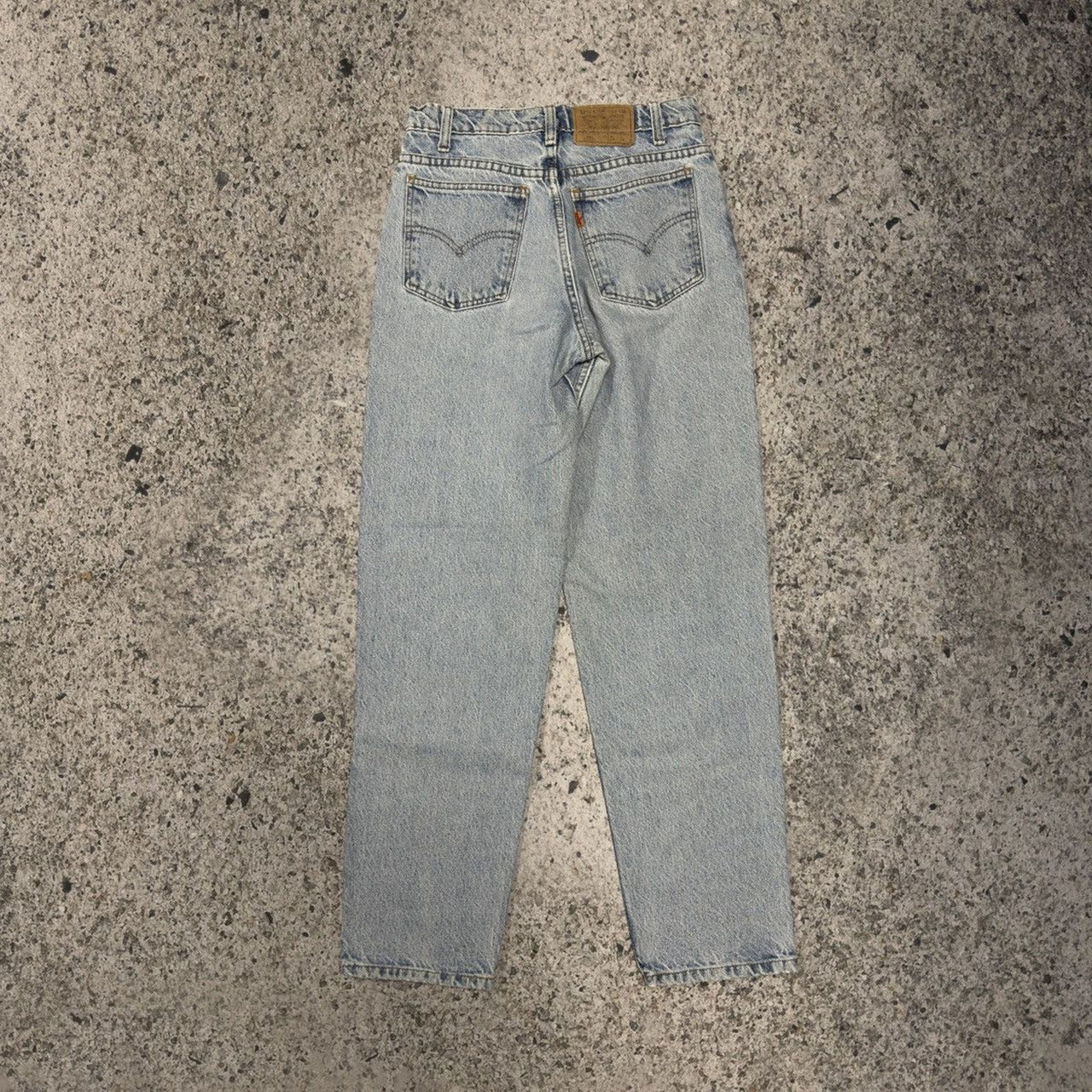 Vaqueros Levi's 550 con lavado claro descolorido y lengüeta naranja de los años 90