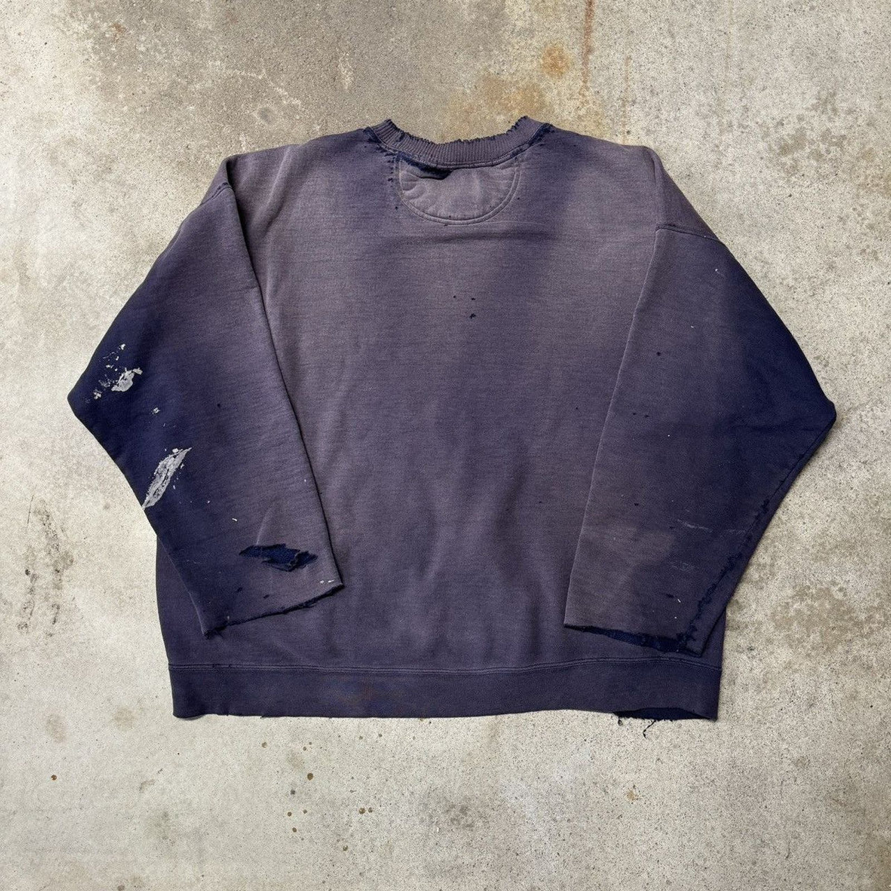 SUDADERA DE CUELLO REDONDO CON PINTURA DESGASTADA Y PERFECTAMENTE DESGASTADA DE LOS AÑOS 2000