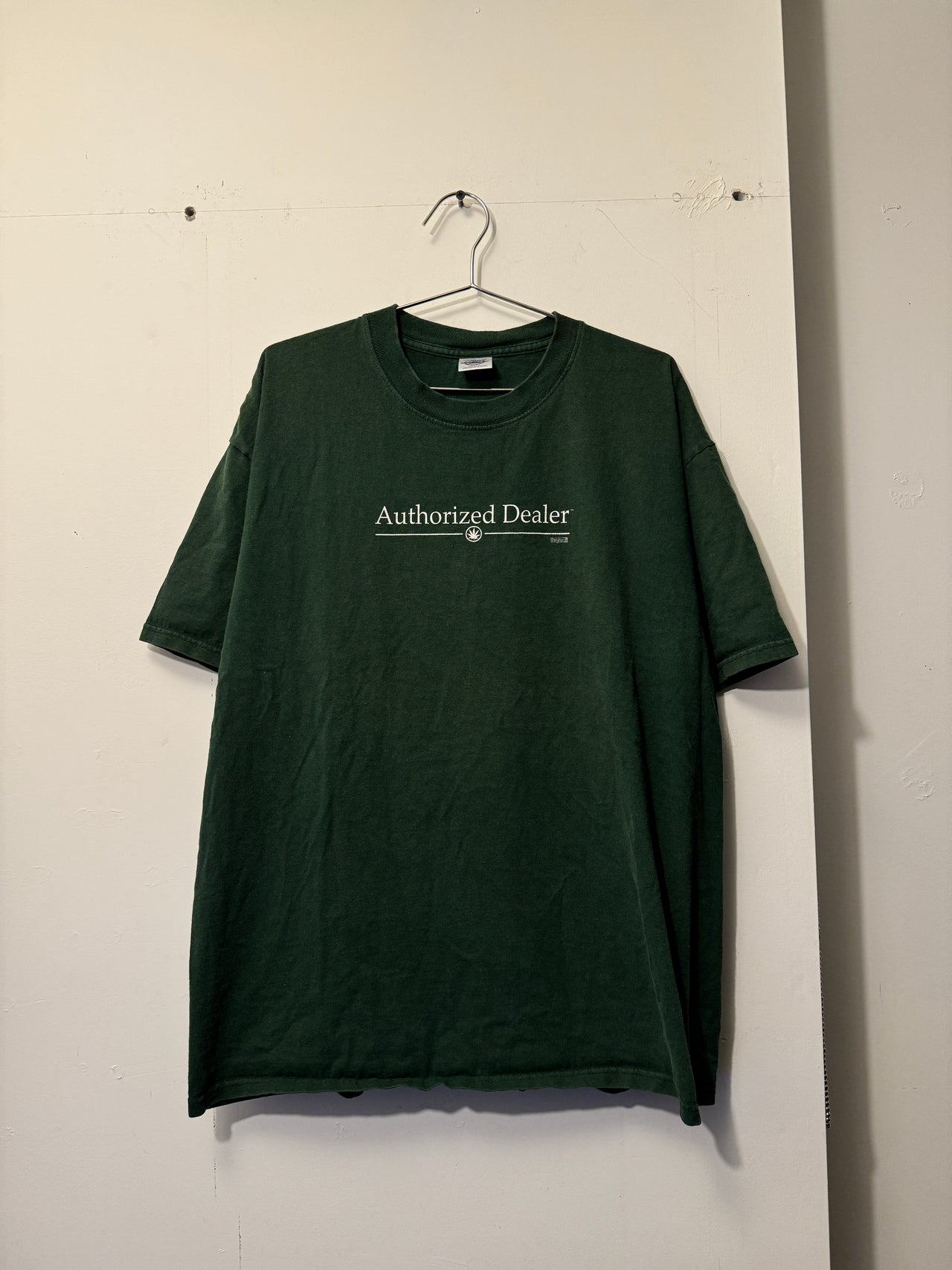 CAMISETA DE PARODIA DE MARIHUANA DE DISTRIBUIDOR AUTORIZADO DE LOS AÑOS 2000