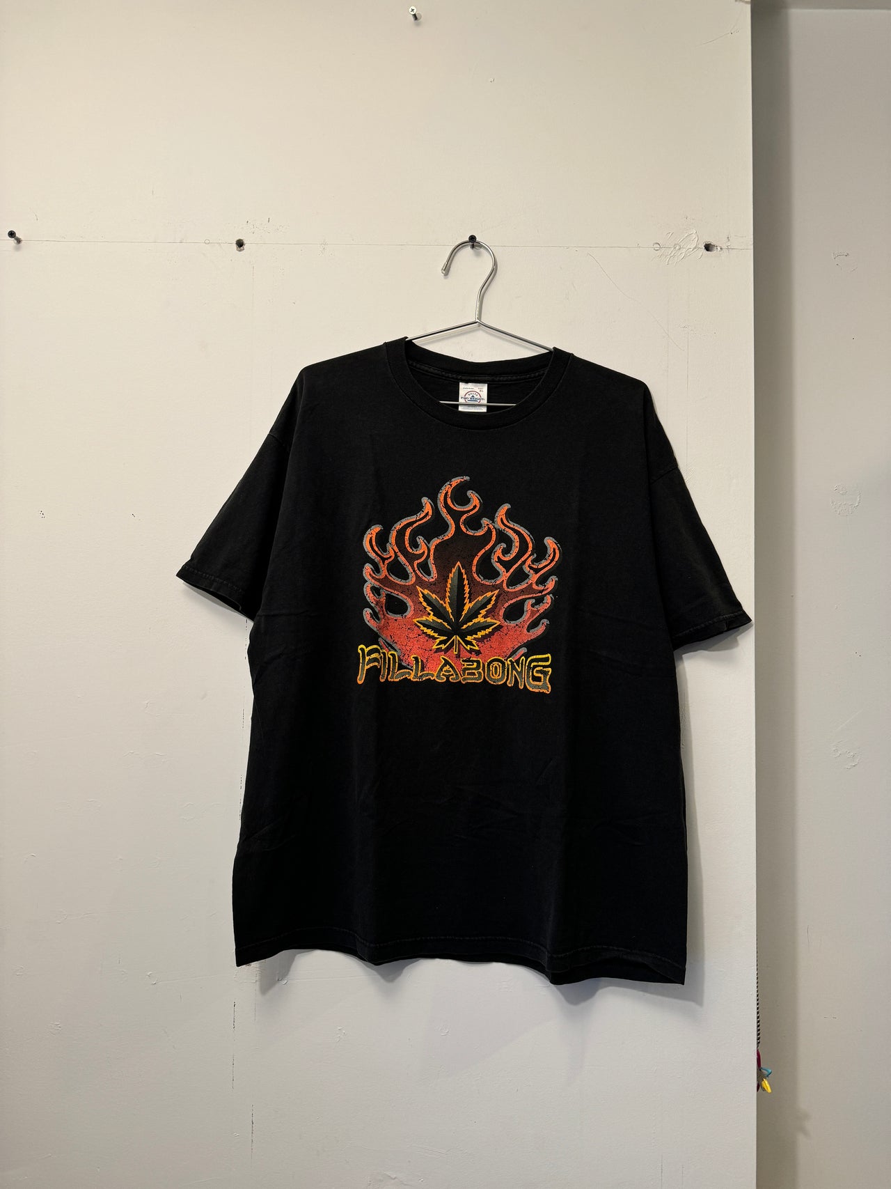 CAMISETA DE MARIHUANA PARODIA DE FILLABONG DE LOS AÑOS 2000