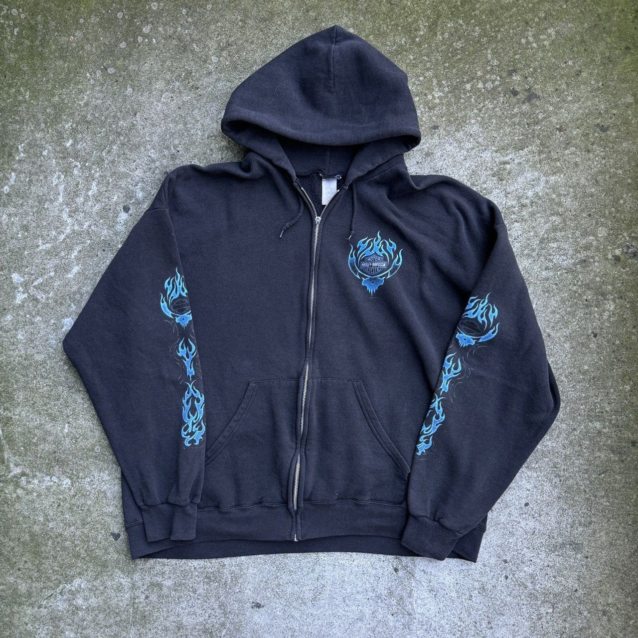 Sudadera con capucha y cremallera con llamas y calavera azul desteñida de Harley-Davidson de los años 2000