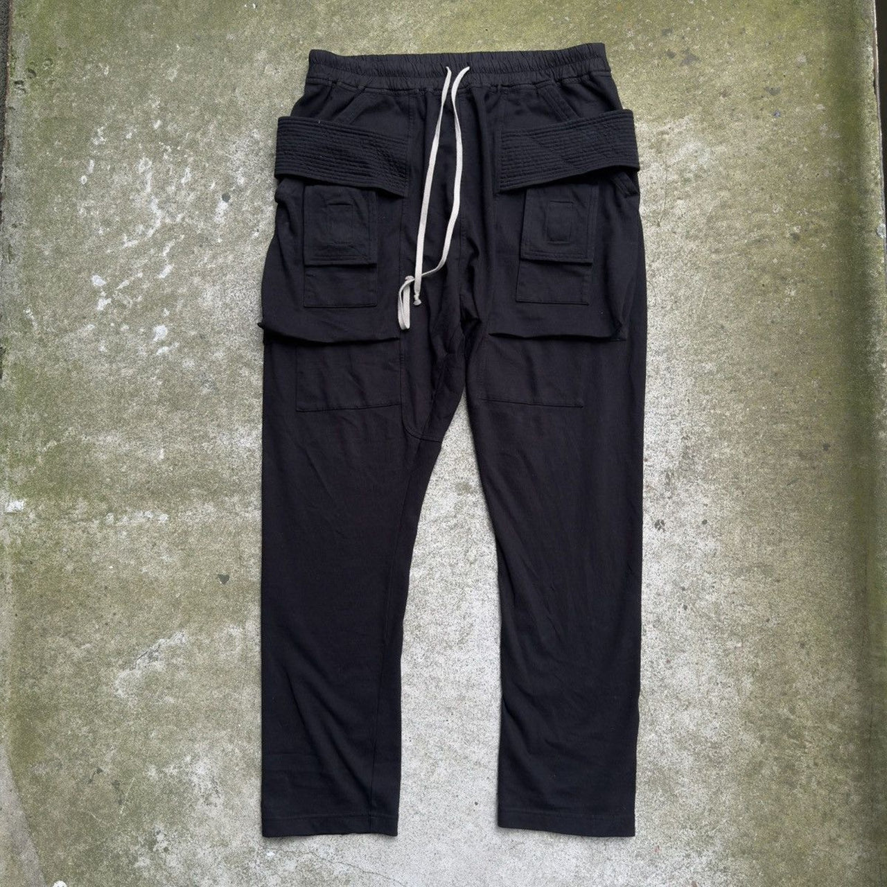 Pantalones deportivos cargo con diseño estroboscópico y efecto crepé de Rick Owens DRKSHDW otoño/invierno 2022