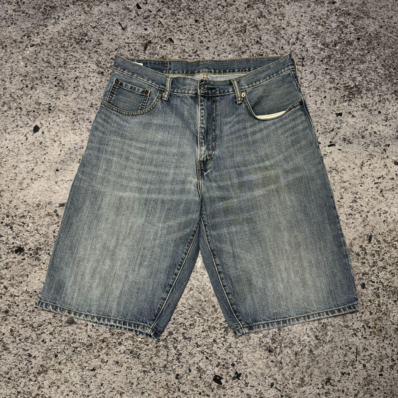 Pantalones cortos vaqueros Levi's 569 descoloridos de la década de 2000 Y2K