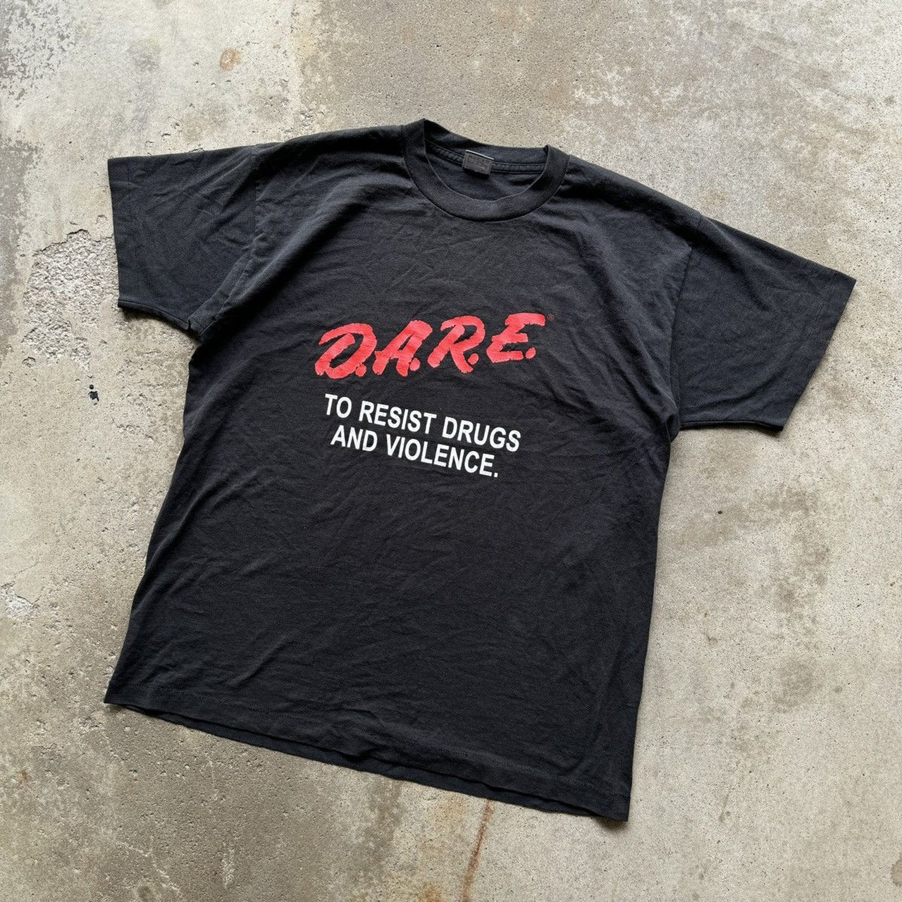 Camiseta descolorida "Atrévete a resistir las drogas" de los años 90