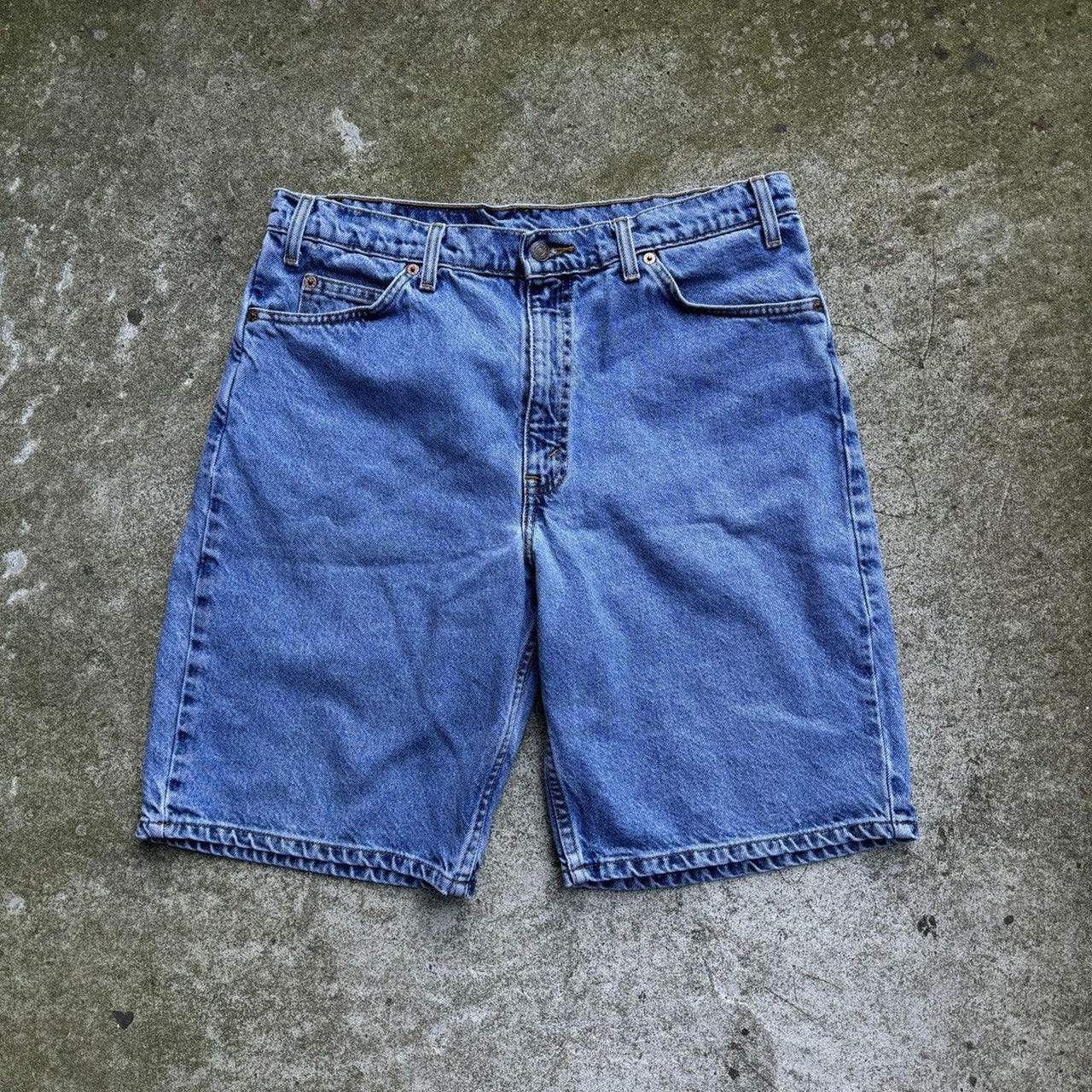 Pantalones cortos vaqueros Levi's 550 con lengüeta naranja de la década de 1990
