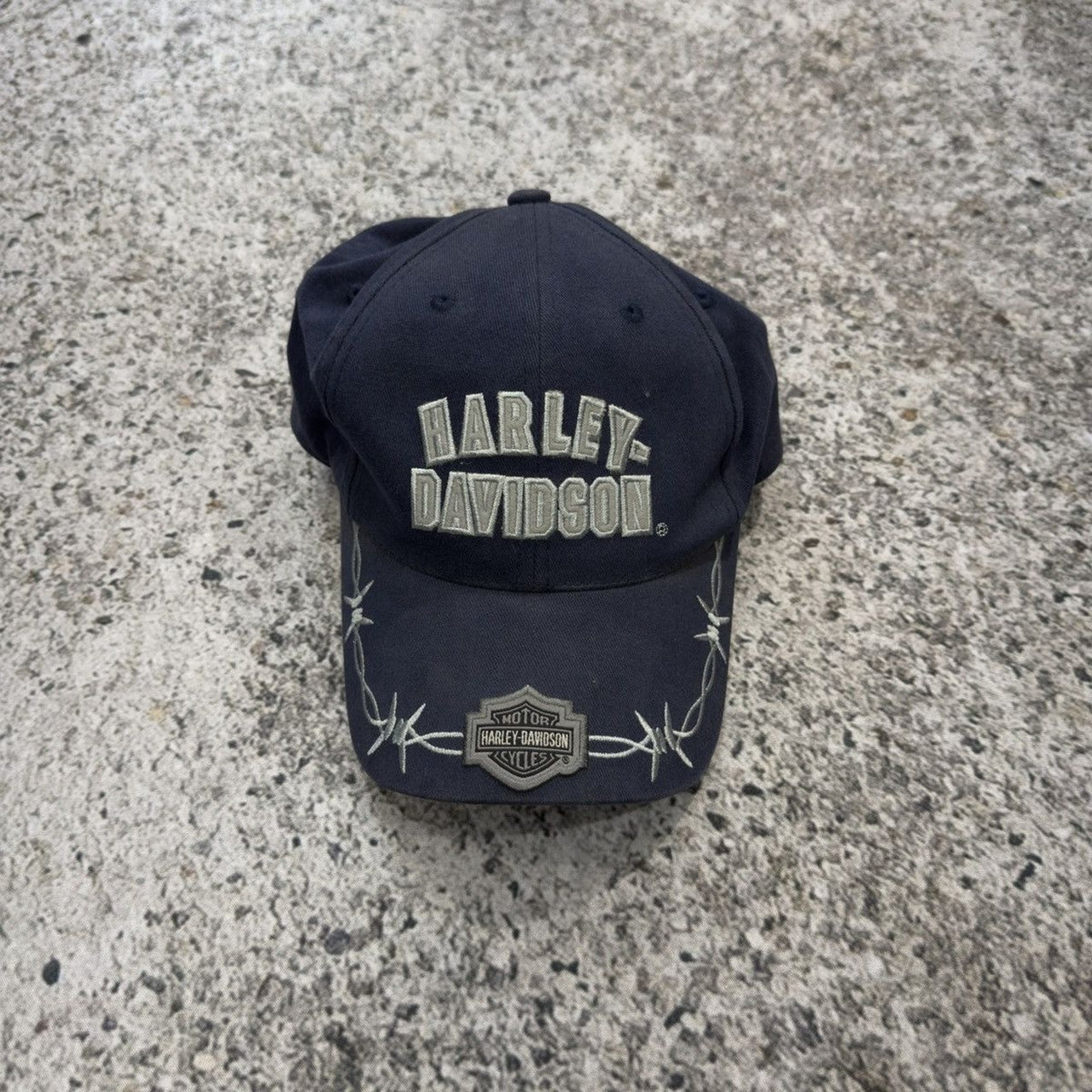 Gorra Harley-Davidson de los años 2000 con cadenas de alambre de púas descoloridas