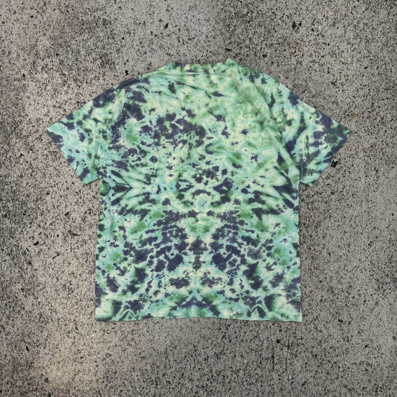 1990年代のシングルステッチタイダイウィードリーフプラントアートTシャツ