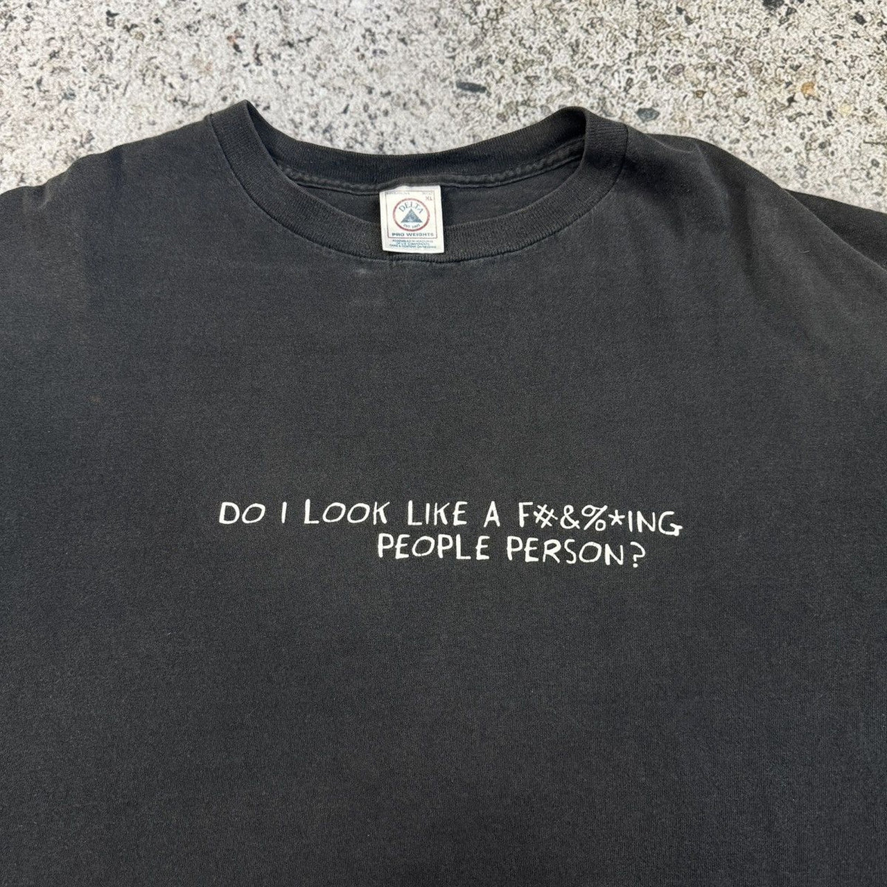 1990年代風の色褪せた「Do I Look Like A Fucking People Person」Tシャツ