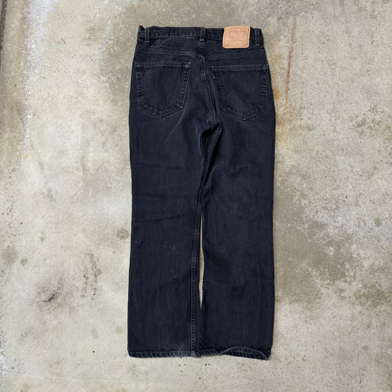 Vaqueros acampanados Levi's 517 negros descoloridos con corte de bota, de los años 90