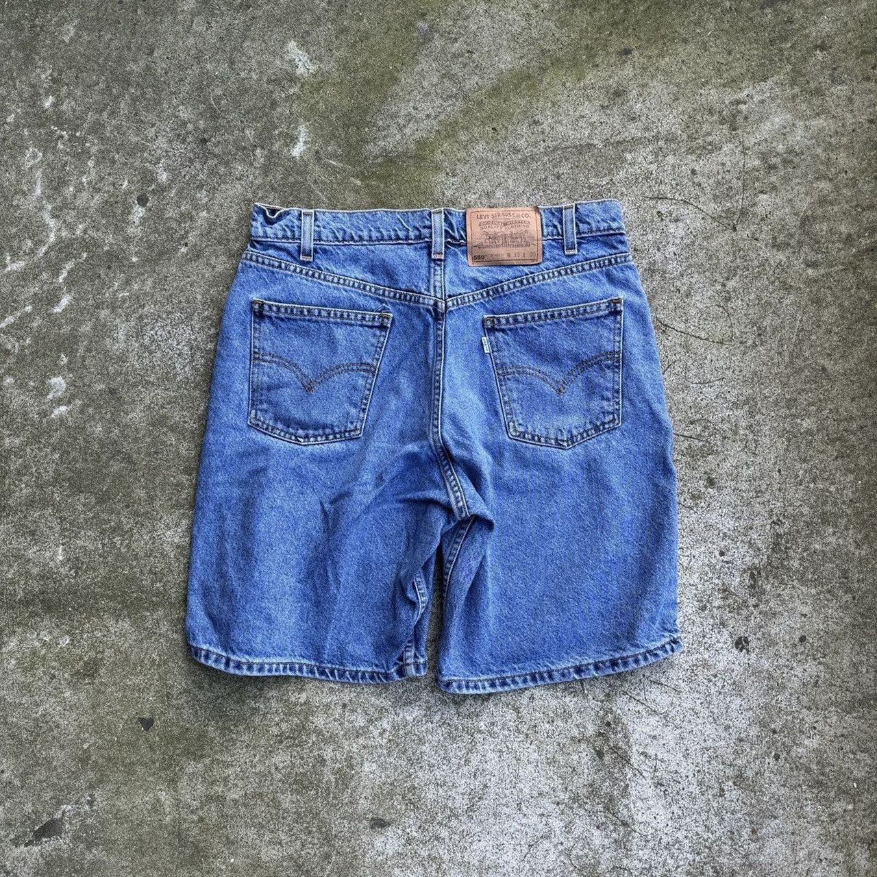 Pantalones cortos vaqueros Levi's 550 de lavado claro descolorido de la década de 1990 con pestaña blanca