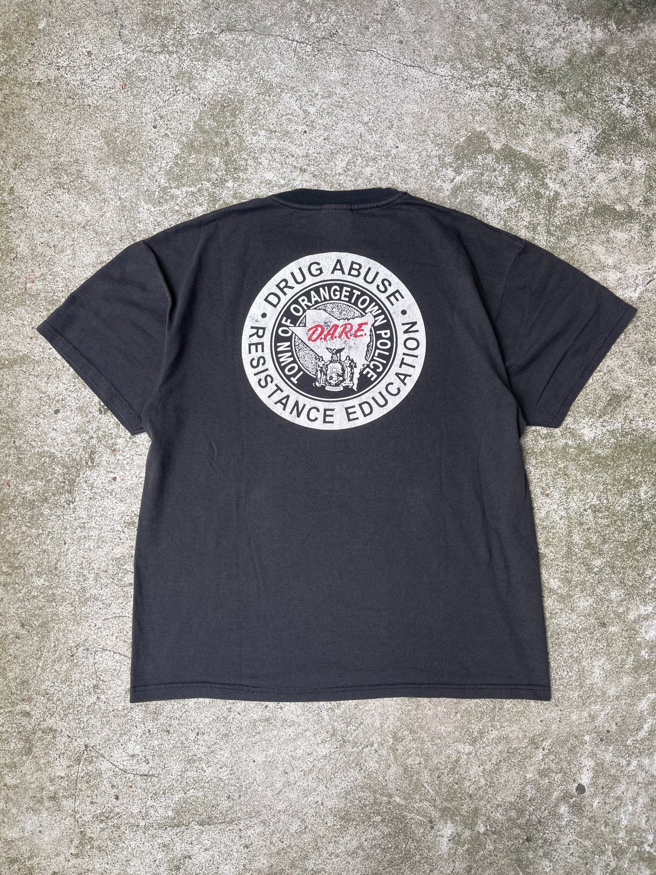 1990年代の色褪せた「DARE RESIST DRUGS & VIOLENCE」Tシャツ