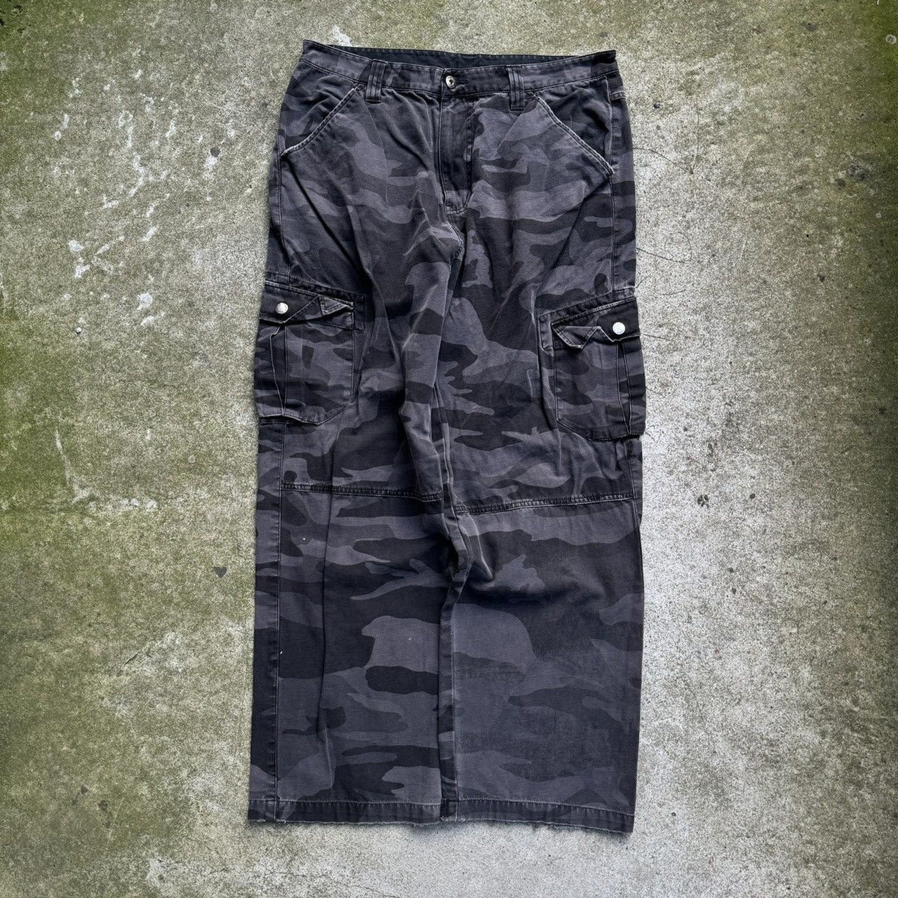 Pantalones holgados de camuflaje estilo skater con pernera ancha de Physics de los años 2000
