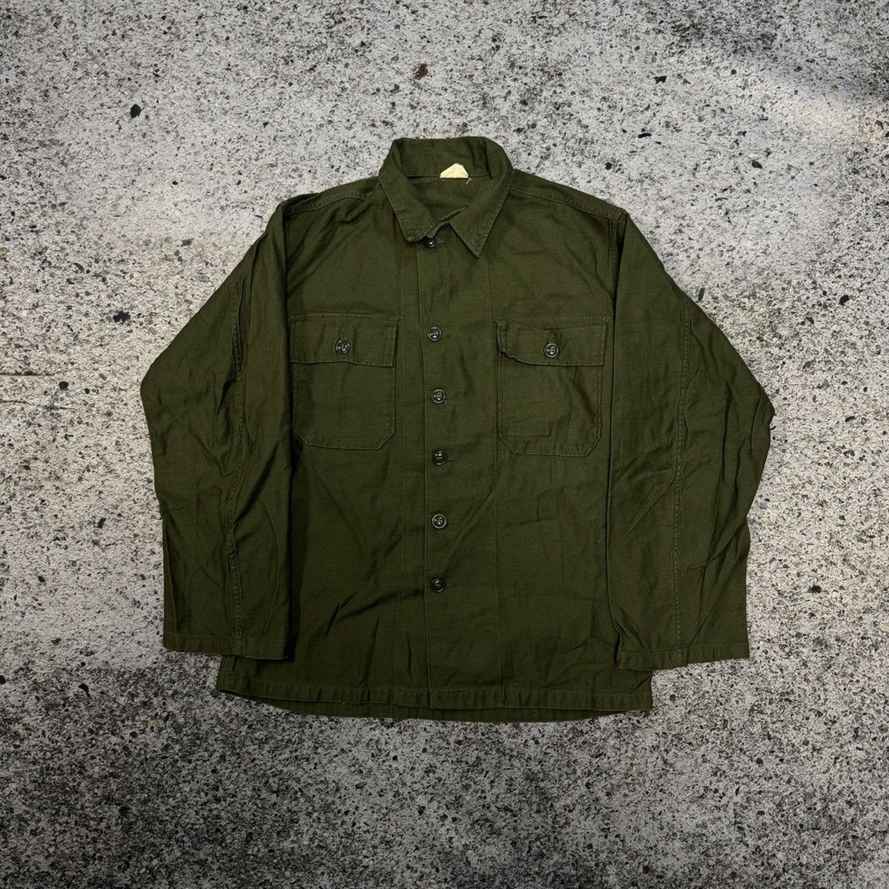 Camisa de fatiga del ejército de satén OG 107 de Vietnam de la década de 1960