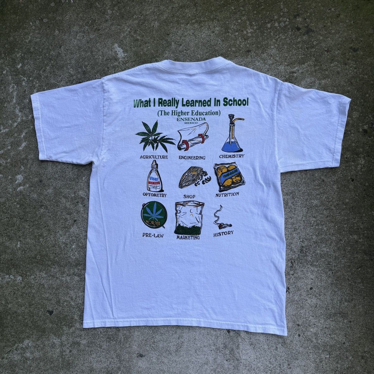 La camiseta de marihuana de la educación superior de los años 2000