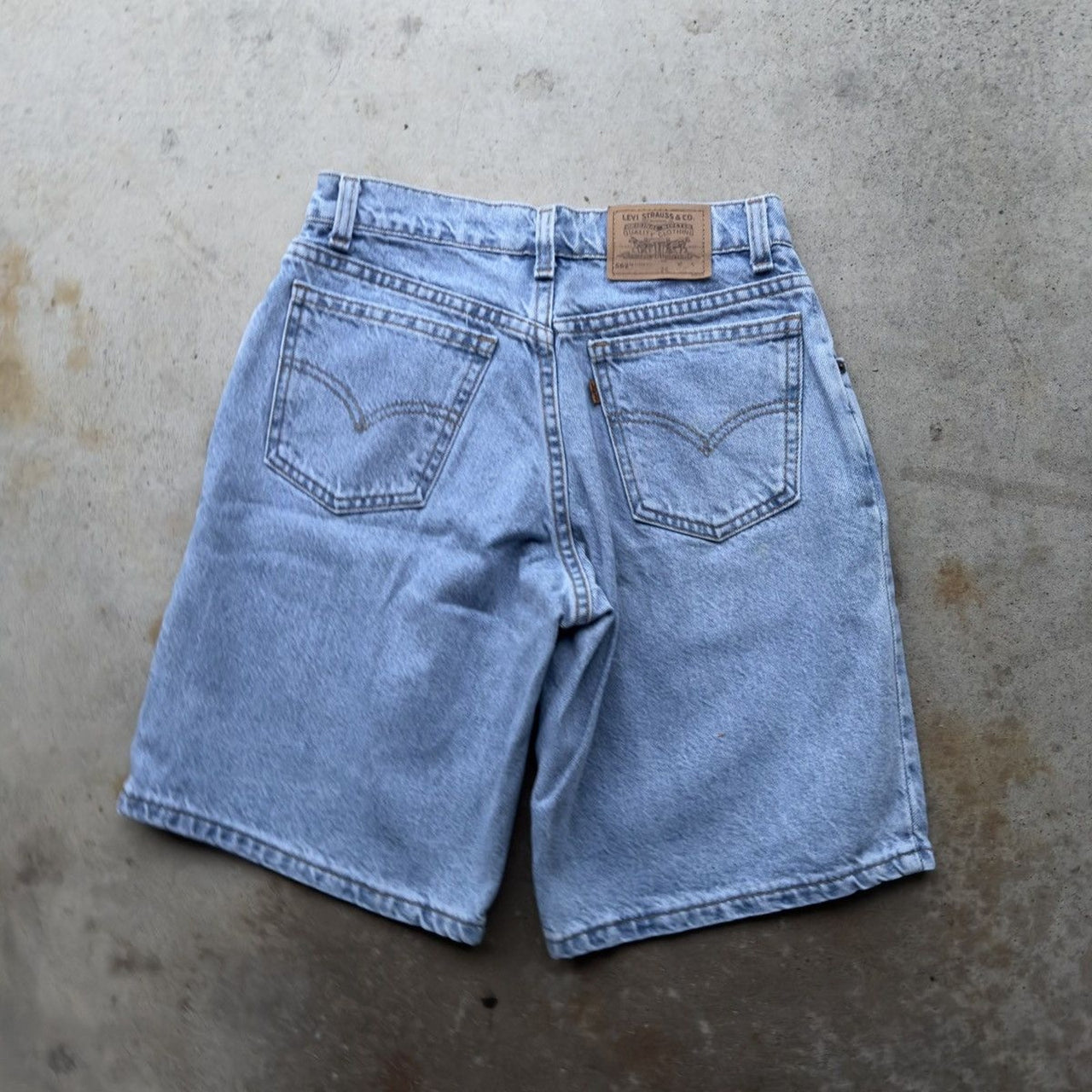 Pantalones cortos vaqueros Levi's 562 de lavado claro de la década de 1990