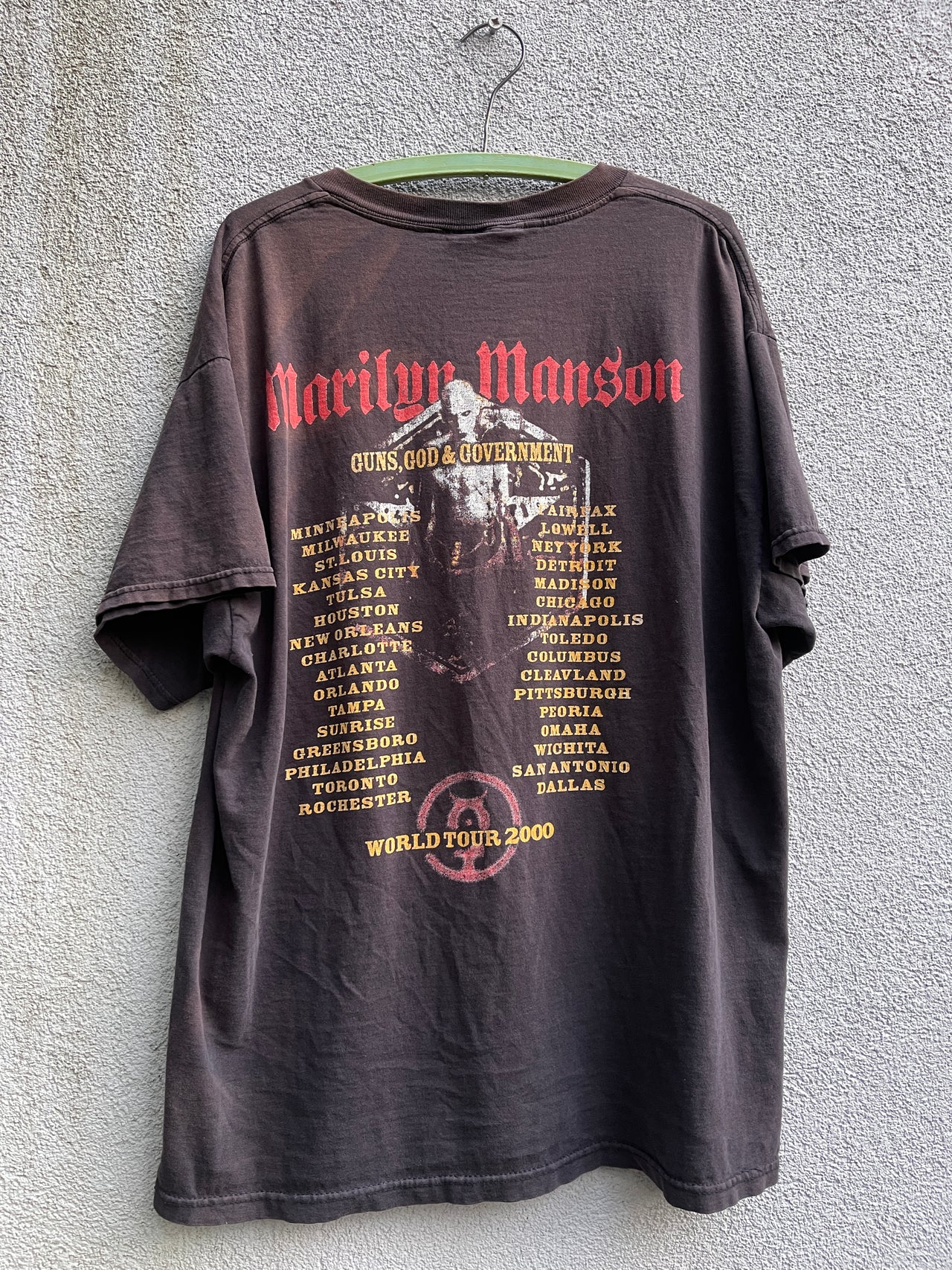 CAMISETA DE MARILYN MANSON DESPEDIDA DE LOS AÑOS 2000 CON ARMAS, DIOSES Y GOBIERNO