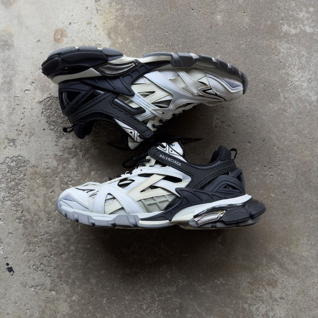 バレンシアガ トラック 2 ランナー ブラック ホワイト グレー スニーカー
